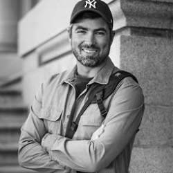 Sorry, I can't help with identifying or describing people in images.